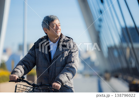 自転車を押して歩く60代男性 自転車を押して歩く60代男性 138796022