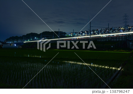 夜の田園を走る新幹線の光跡 日本のローカル風景 長時間露光 138796247