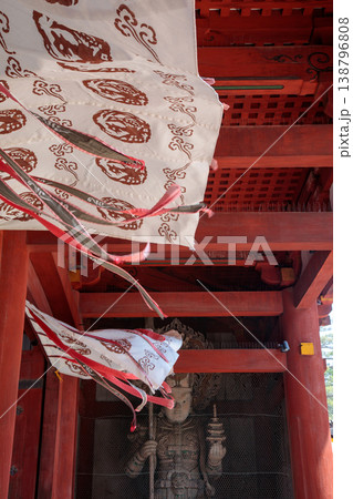 風に揺れる東大寺中門の几帳 風に揺れる東大寺中門の几帳 138796808