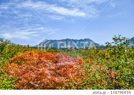 初秋の立山、バスの車窓より望む立山三山 138796939