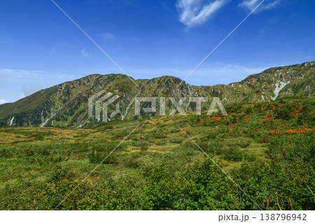 初秋の立山、バスの車窓より大日連山方面を望む 初秋の立山、バスの車窓より大日連山方面を望む 138796942