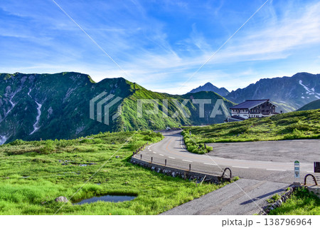 夏の立山天狗平より望む山々 夏の立山天狗平より望む山々 138796964