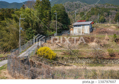 春の里山風景　滋賀県大津市仰木 138797607