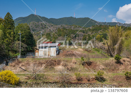 春の里山風景 滋賀県大津市仰木 春の里山風景 滋賀県大津市仰木 138797608