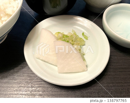 白い小皿に盛られた漬物　和食の定食の付け合わせ 138797765