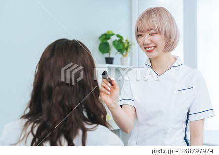 メイクするハイトーンヘアの女性スタッフ 138797924