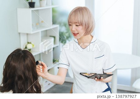メイクするハイトーンヘアの女性スタッフ 138797927