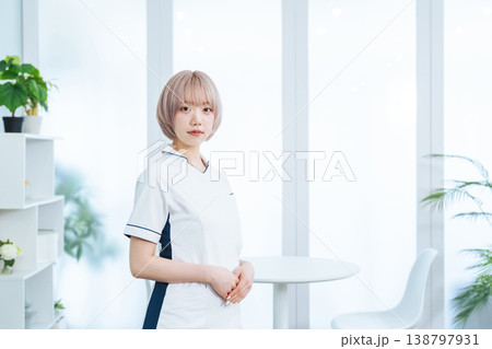 接客するハイトーンヘアの女性スタッフ 接客するハイトーンヘアの女性スタッフ 138797931