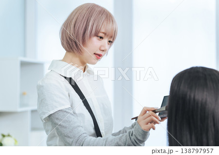 メイクするハイトーンヘアの女性スタッフ 138797957