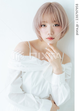 ハイトーンショートボブヘアの女性の美容・ファッションイメージ ハイトーンショートボブヘアの女性の美容・ファッションイメージ 138797958