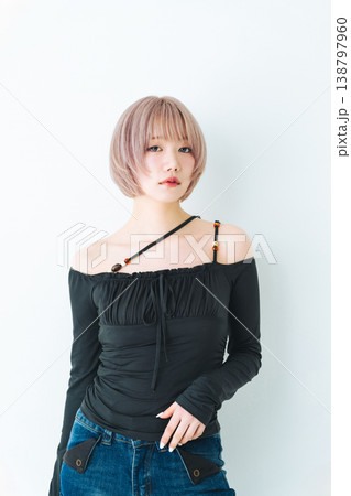 ハイトーンショートボブヘアの女性の美容・ファッションイメージ ハイトーンショートボブヘアの女性の美容・ファッションイメージ 138797960