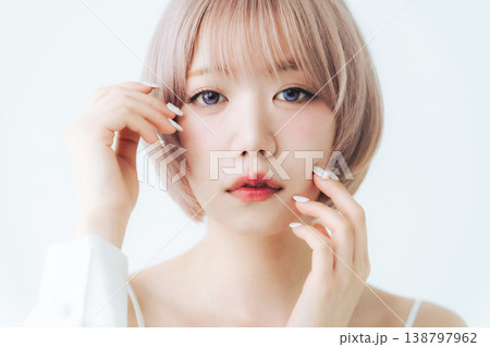 ハイトーンショートボブヘアの女性の美容・ファッションイメージ 138797962