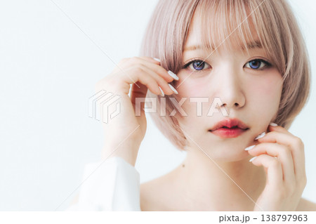ハイトーンショートボブヘアの女性の美容・ファッションイメージ 138797963
