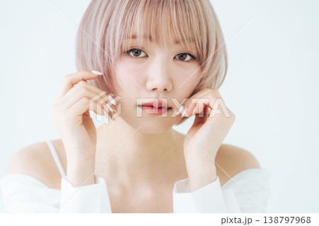 ハイトーンショートボブヘアの女性の美容・ファッションイメージ ハイトーンショートボブヘアの女性の美容・ファッションイメージ 138797968