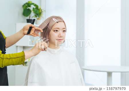 ヘアカットしてもらうハイトーンヘアの女性 ヘアカットしてもらうハイトーンヘアの女性 138797970