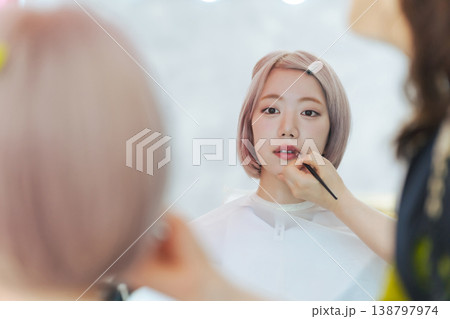 ヘアメイクしてもらうハイトーンヘアの女性 138797974