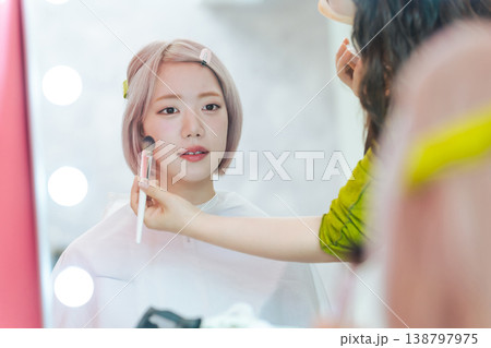ヘアメイクしてもらうハイトーンヘアの女性 138797975