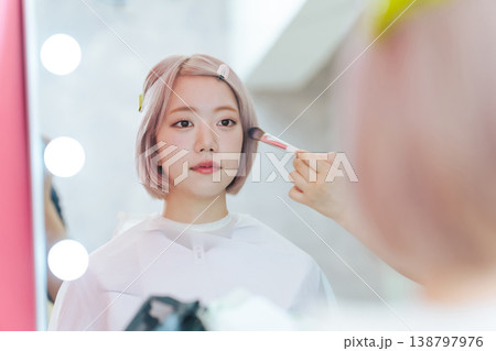 ヘアメイクしてもらうハイトーンヘアの女性 138797976