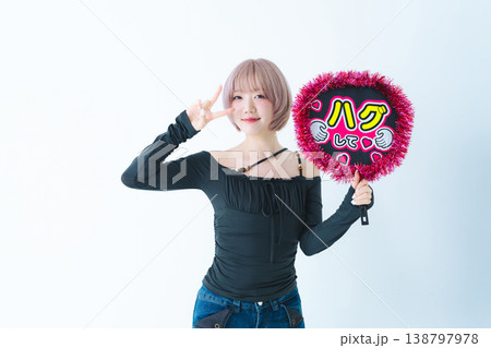 推し活うちわを持つハイトーンショートボブヘアの女性 推し活うちわを持つハイトーンショートボブヘアの女性 138797978