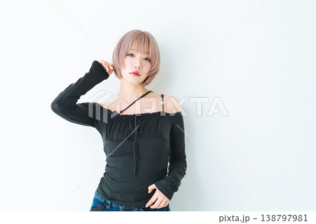 ハイトーンショートボブヘアの女性の美容・ファッションイメージ 138797981