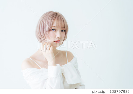 ハイトーンショートボブヘアの女性の美容・ファッションイメージ ハイトーンショートボブヘアの女性の美容・ファッションイメージ 138797983