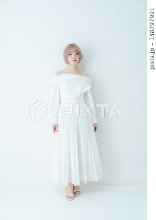 ハイトーンショートボブヘアの女性の美容・ファッションイメージ ハイトーンショートボブヘアの女性の美容・ファッションイメージ 138797991