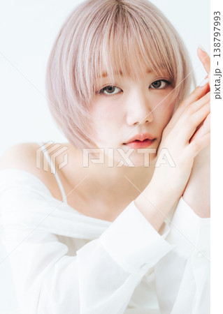 ハイトーンショートボブヘアの女性の美容・ファッションイメージ ハイトーンショートボブヘアの女性の美容・ファッションイメージ 138797993