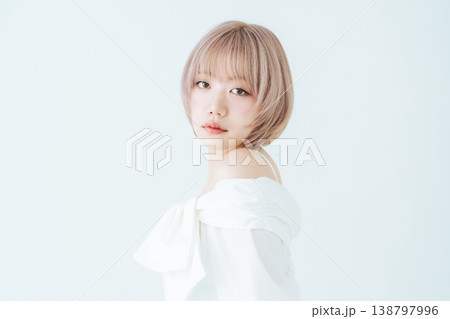 ハイトーンショートボブヘアの女性の美容・ファッションイメージ ハイトーンショートボブヘアの女性の美容・ファッションイメージ 138797996