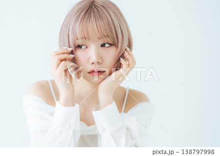 ハイトーンショートボブヘアの女性の美容・ファッションイメージ 138797998