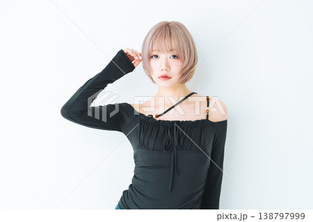 ハイトーンショートボブヘアの女性の美容・ファッションイメージ 138797999
