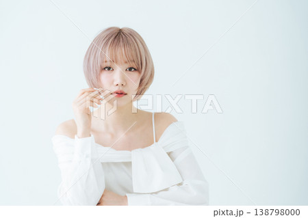 ハイトーンショートボブヘアの女性の美容・ファッションイメージ ハイトーンショートボブヘアの女性の美容・ファッションイメージ 138798000