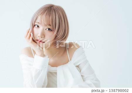 ハイトーンショートボブヘアの女性の美容・ファッションイメージ ハイトーンショートボブヘアの女性の美容・ファッションイメージ 138798002