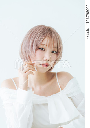 ハイトーンショートボブヘアの女性の美容・ファッションイメージ ハイトーンショートボブヘアの女性の美容・ファッションイメージ 138798003