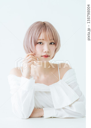 ハイトーンショートボブヘアの女性の美容・ファッションイメージ 138798004