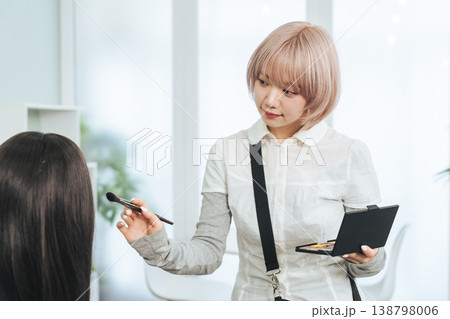メイクするハイトーンヘアの女性スタッフ 138798006