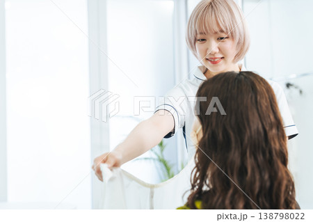 美容院で働くハイトーンヘアの女性スタッフ 138798022