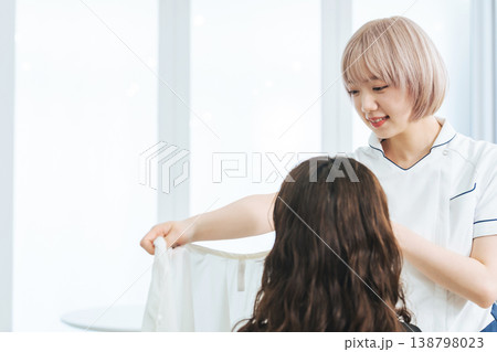 美容院で働くハイトーンヘアの女性スタッフ 美容院で働くハイトーンヘアの女性スタッフ 138798023
