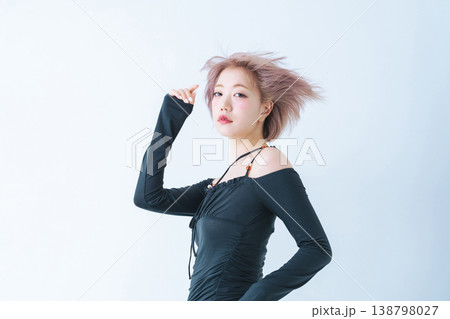 ハイトーンショートボブヘアの女性の美容・ファッションイメージ ハイトーンショートボブヘアの女性の美容・ファッションイメージ 138798027