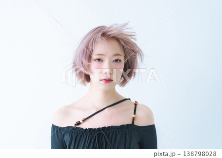 ハイトーンショートボブヘアの女性の美容・ファッションイメージ ハイトーンショートボブヘアの女性の美容・ファッションイメージ 138798028