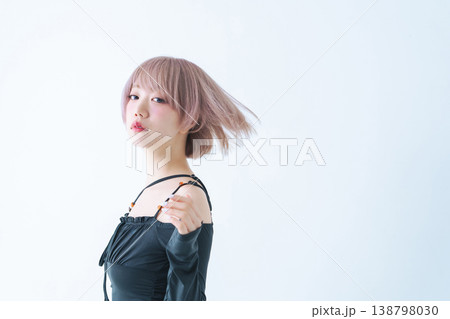 ハイトーンショートボブヘアの女性の美容・ファッションイメージ ハイトーンショートボブヘアの女性の美容・ファッションイメージ 138798030