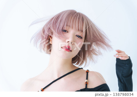 ハイトーンショートボブヘアの女性の美容・ファッションイメージ ハイトーンショートボブヘアの女性の美容・ファッションイメージ 138798034