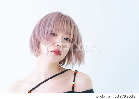 ハイトーンショートボブヘアの女性の美容・ファッションイメージ ハイトーンショートボブヘアの女性の美容・ファッションイメージ 138798035