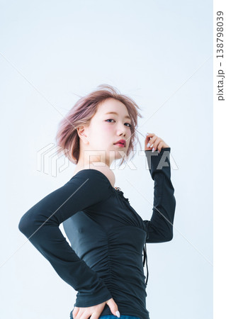 ハイトーンショートボブヘアの女性の美容・ファッションイメージ 138798039