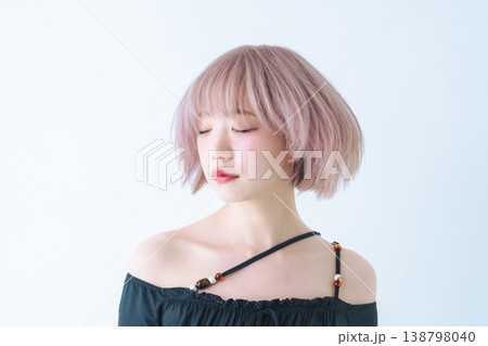 ハイトーンショートボブヘアの女性の美容・ファッションイメージ 138798040