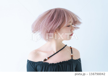 ハイトーンショートボブヘアの女性の美容・ファッションイメージ 138798042