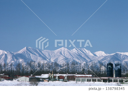 冬の日高山脈と農場(北海道・帯広市) 冬の日高山脈と農場(北海道・帯広市) 138798345
