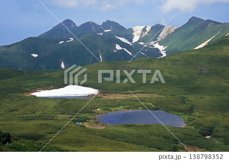 オッカバケ岳から望む二ツ池（北海道・知床） 138798352