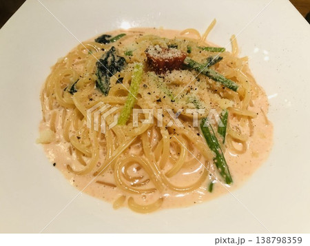ほうれん草と明太子のクリームソースパスタ カット明太子のトッピング ほうれん草と明太子のクリームソースパスタ カット明太子のトッピング 138798359