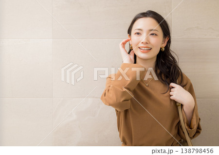 洗面所で肌の調子を確認する若い女性 洗面所で肌の調子を確認する若い女性 138798456