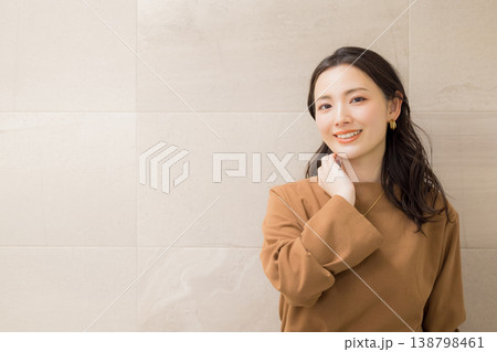洗面所で肌の調子を確認する若い女性 洗面所で肌の調子を確認する若い女性 138798461